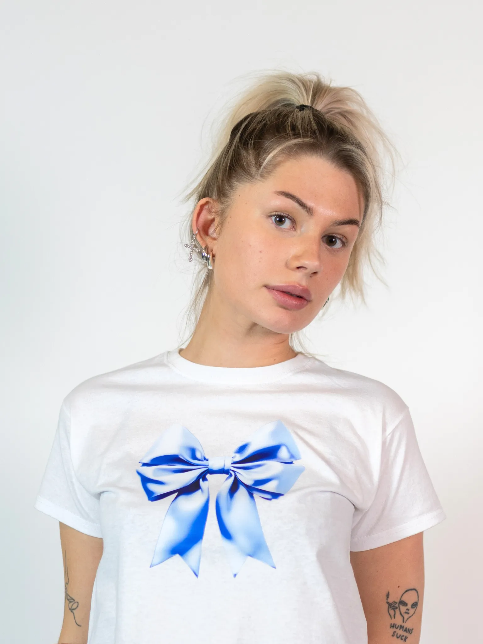 SATIN BOW (BLÅ), BABY TEE - HVID